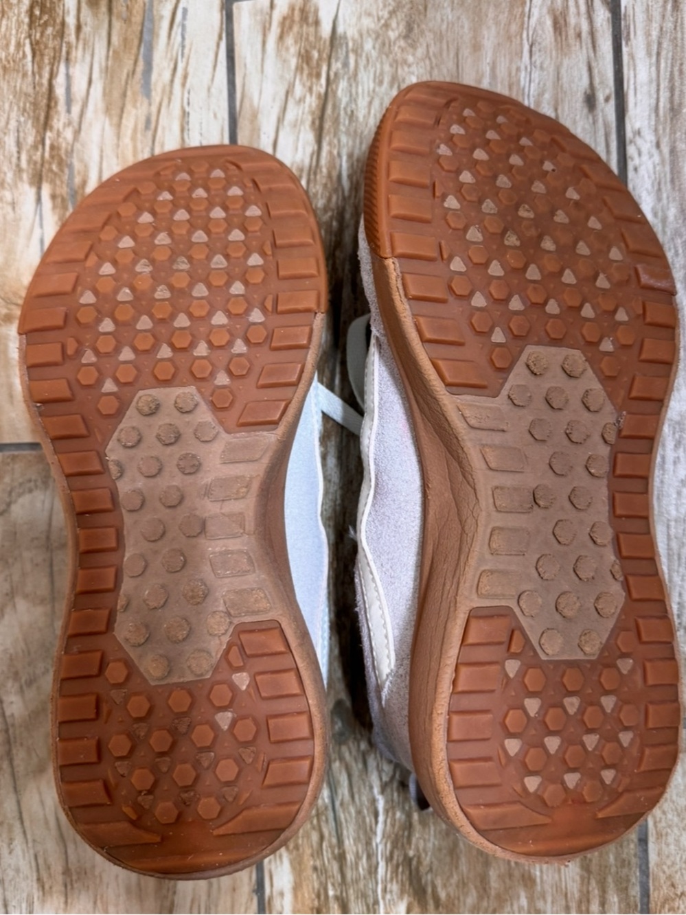 Vans Women's Light Beige Suede Sneakers with Gum Sole. Size 7 - Picture 6 of 7
